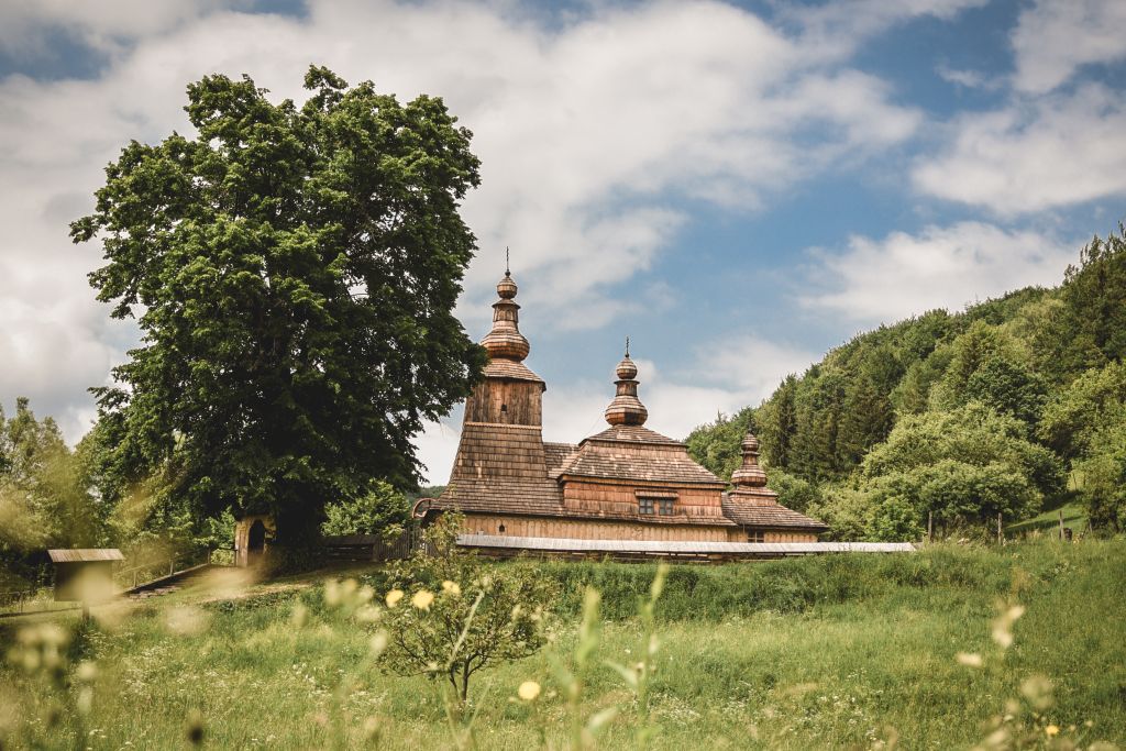 Drevený chrám v Miroli, Andrea Cuperová