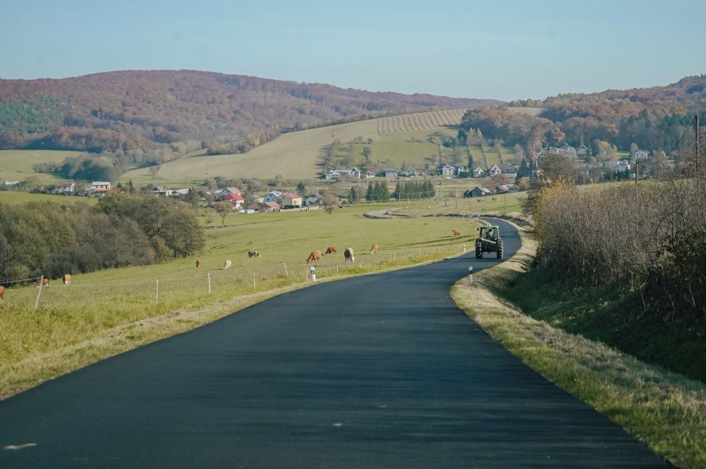 FOTO - Nový asfalt Okrúhle - Šapinec