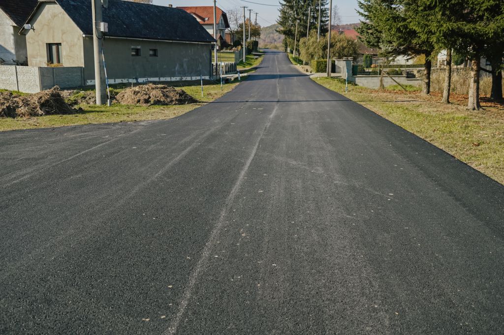 FOTO - Nový asfalt v obci Valkovce