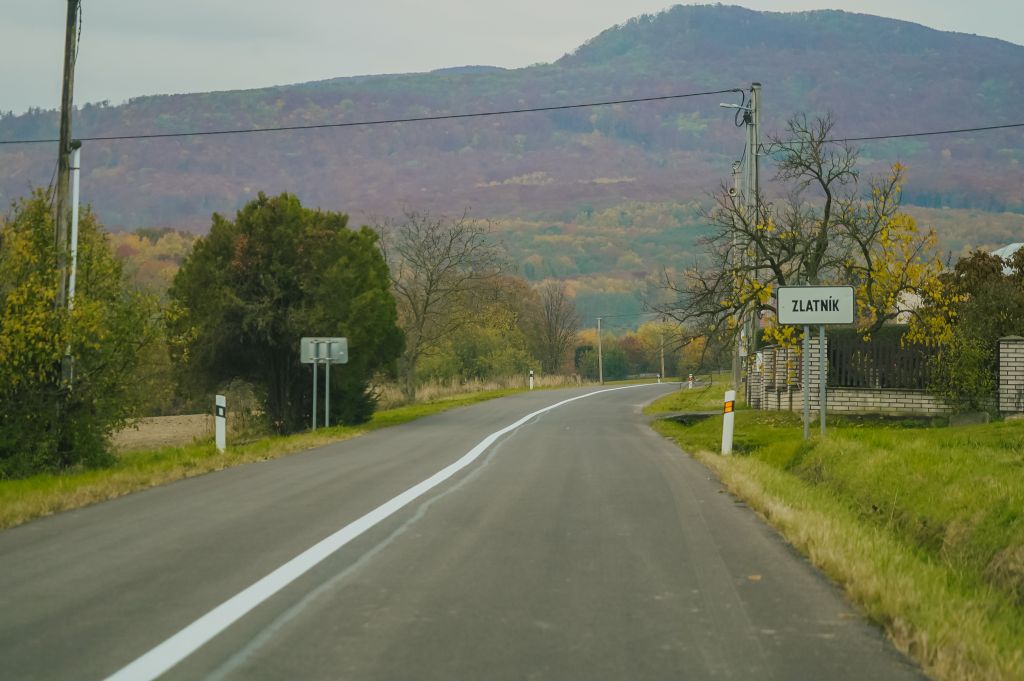 FOTO - zmodernizovaná cesta v obci Zlatník