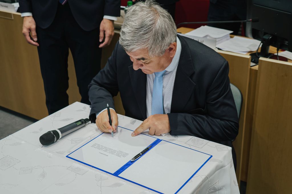 Ján Baloga slávnostne podpísal poslanecký sľub