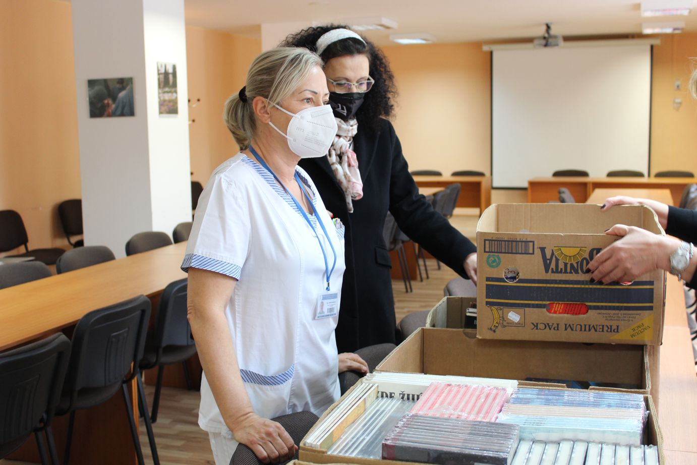 Riaditeľka Krajskej knižnice P. O Hviezdoslava Prešov Iveta Hurná odovzdáva knihy fakultnej nemocnici