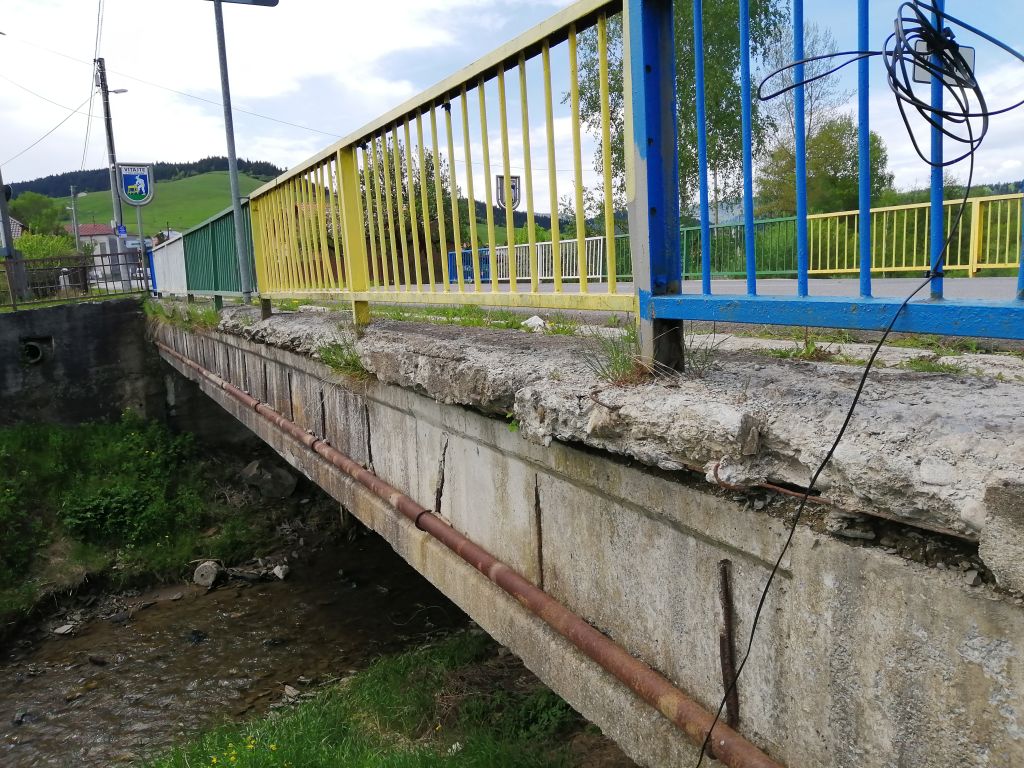 FOTO - Most v obci Vislanka vykazuje známky poškodenia