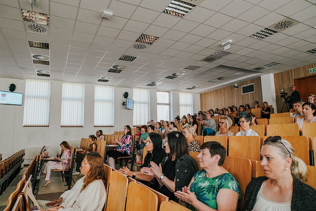 Foto_ Konferencia sestier v Aule Fakulty manažmentu PU