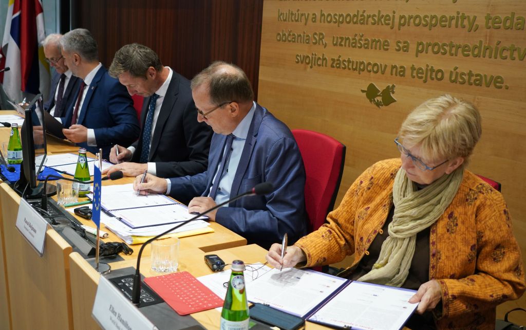 FOTO - Podpis memoranda, zľava: predseda BBSK Ján Lunter, predseda KSK Rastislav Trnka, predseda PSK Milan Majerský, člen Riadiaceho výboru za Európsku komisiu, DG REGIO Pascal Bojimans, Ellen Hamilton zo Svetovej banky