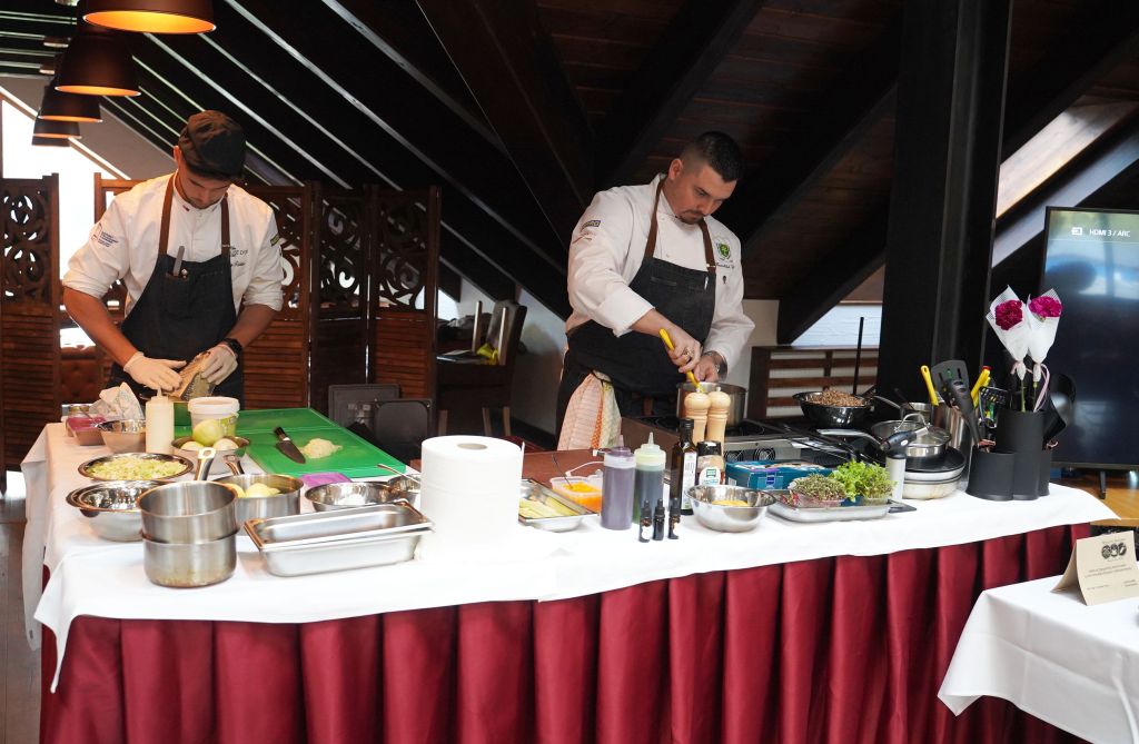 FOTO - Súťaž 6 školských tímov z Prešovského a Žilinského kraja pod dohľadom šéfkuchárov