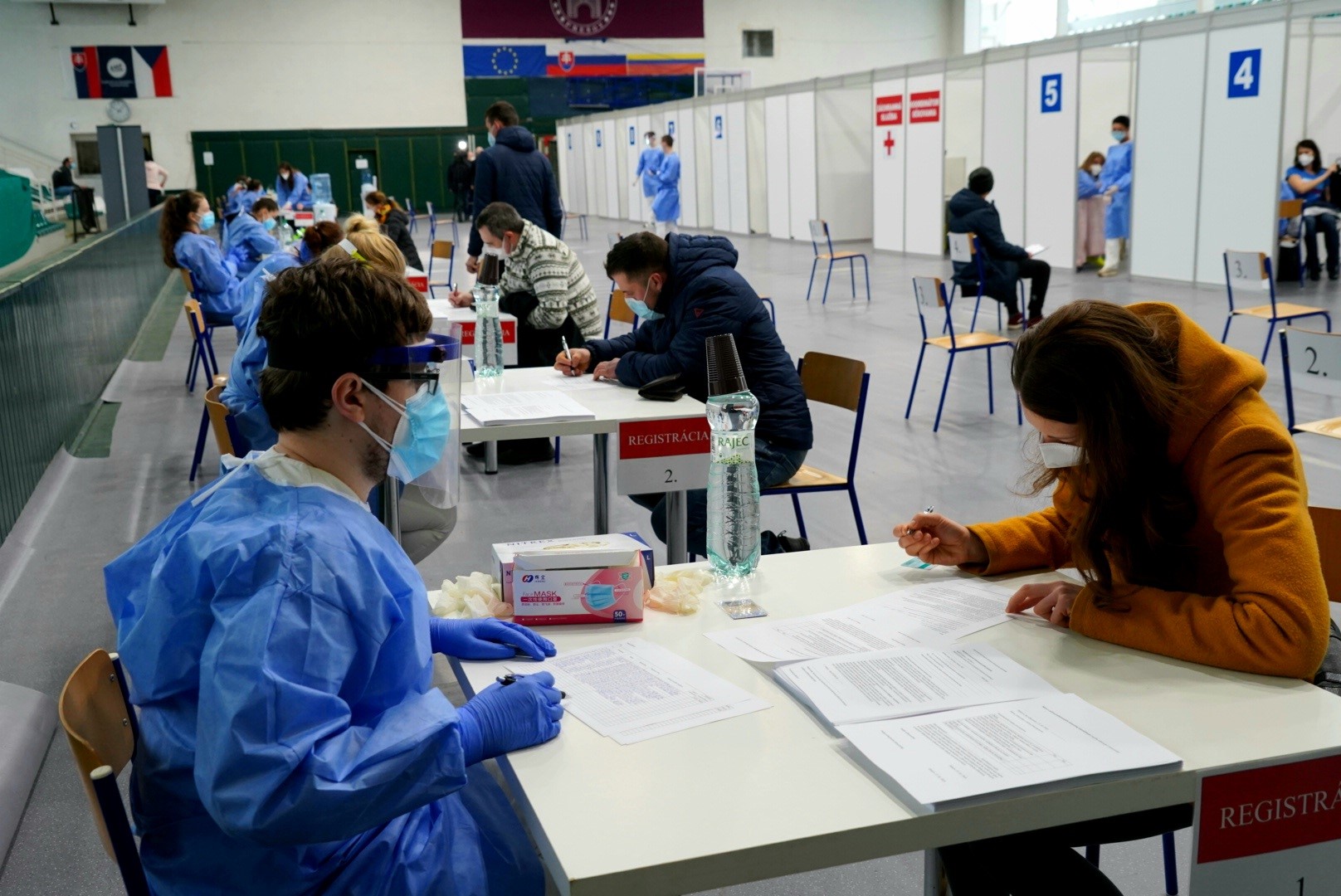 Registrácia na očkovaní vo veľkokapacitnom očkovacom centre v Prešove