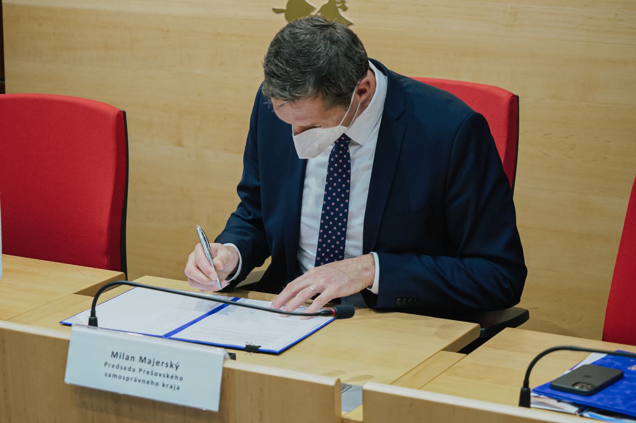 FOTO - Memorandum o vzájomnej spolupráci podpisuje predseda PSK Milan Majerský