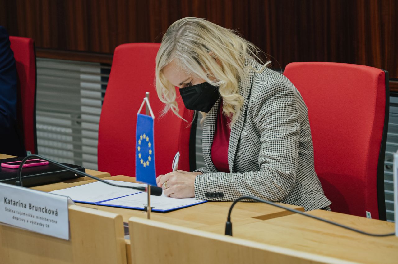 FOTO - Memorandum o vzájomnej spolupráci podpisuje štátna tajomníčka Ministerstva dopravy a výstavby SR Katarína Bruncková