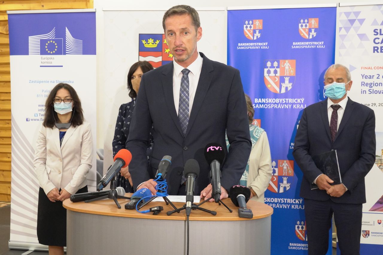Predseda PSK Milan Majerský na brífingu