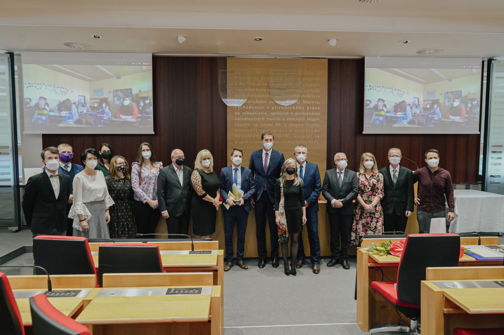 FOTO - Nominovaní učitelia (v druhej skupine) s Naj online učiteľom PSK 2020/2021 