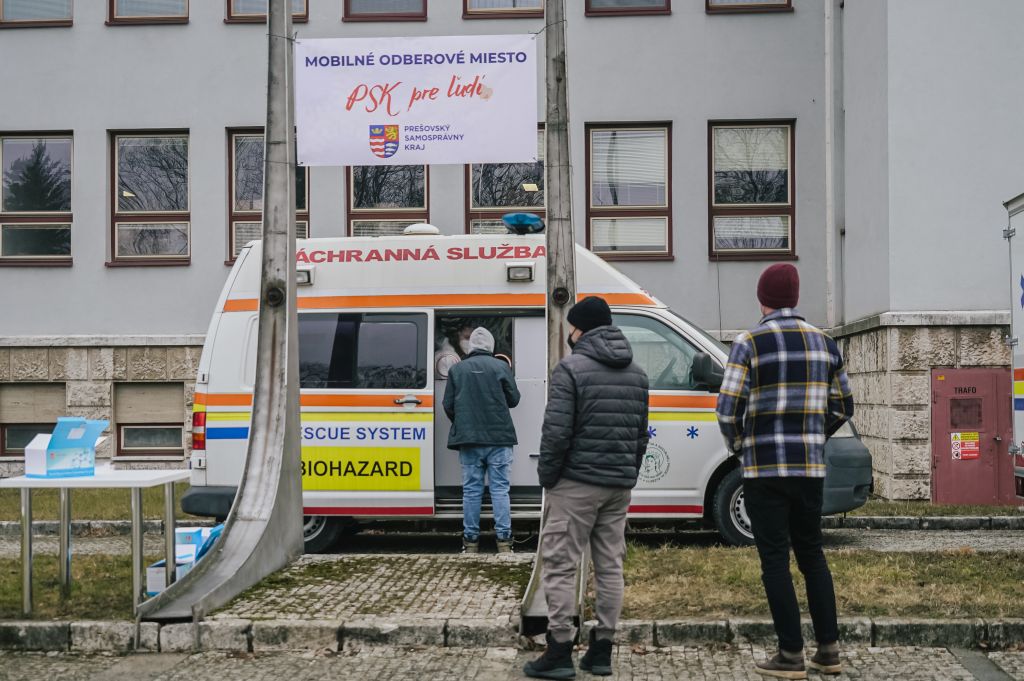 FOTO - Testovanie LAMB testami pred Úradom PSK