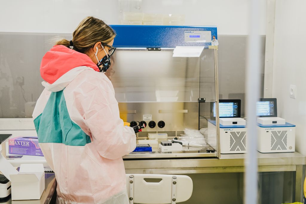 FOTO - Proces testovania a vyhodnocovania prebieha na jednom mieste