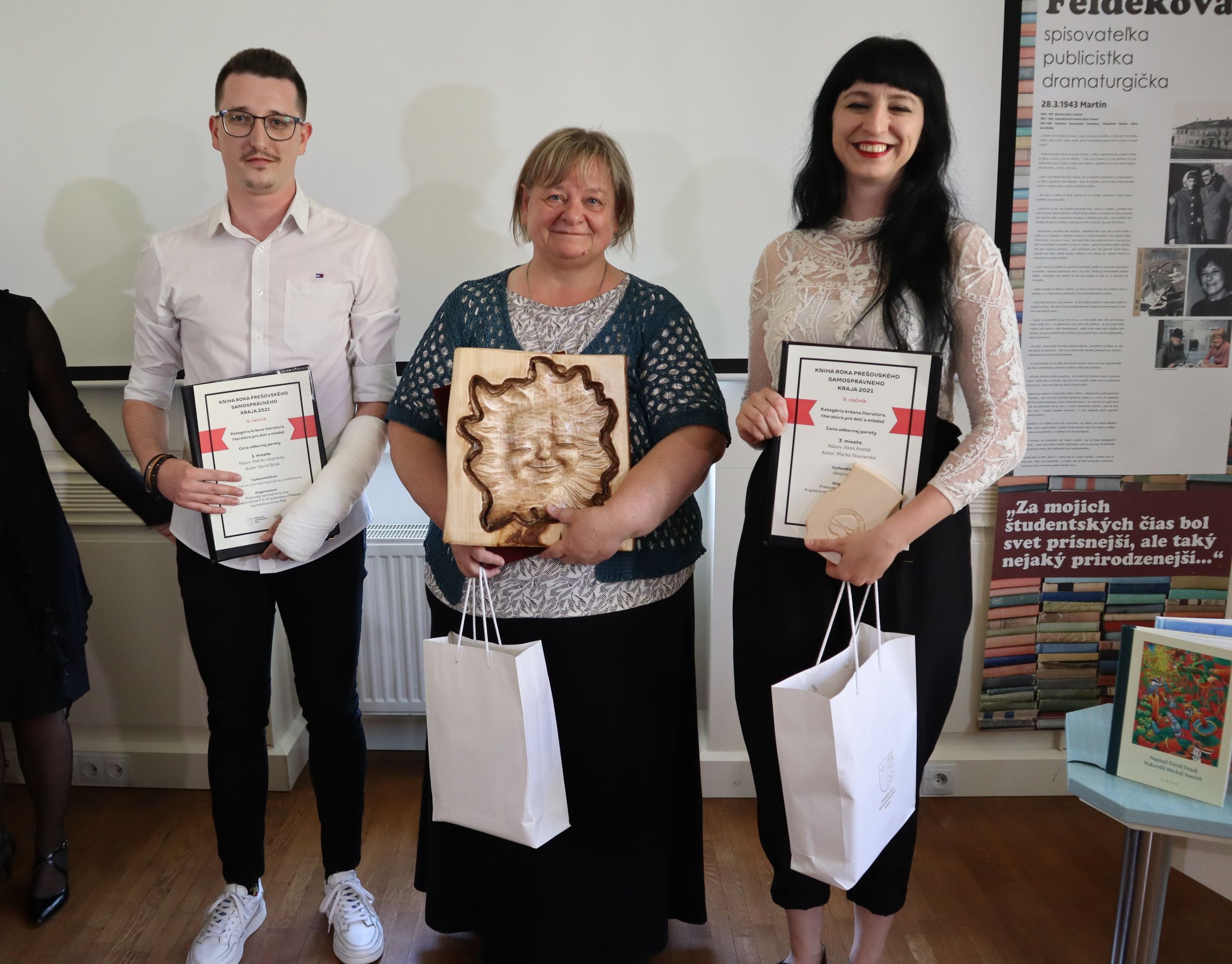 Foto: Výhercovia kategórie Krásna literatúra a literatúra pre deti a mládež zľava Dávid Dziak, Eva Kollárová - zástupkyňa mesta Stará Ľubovňa, Marka Staviarska