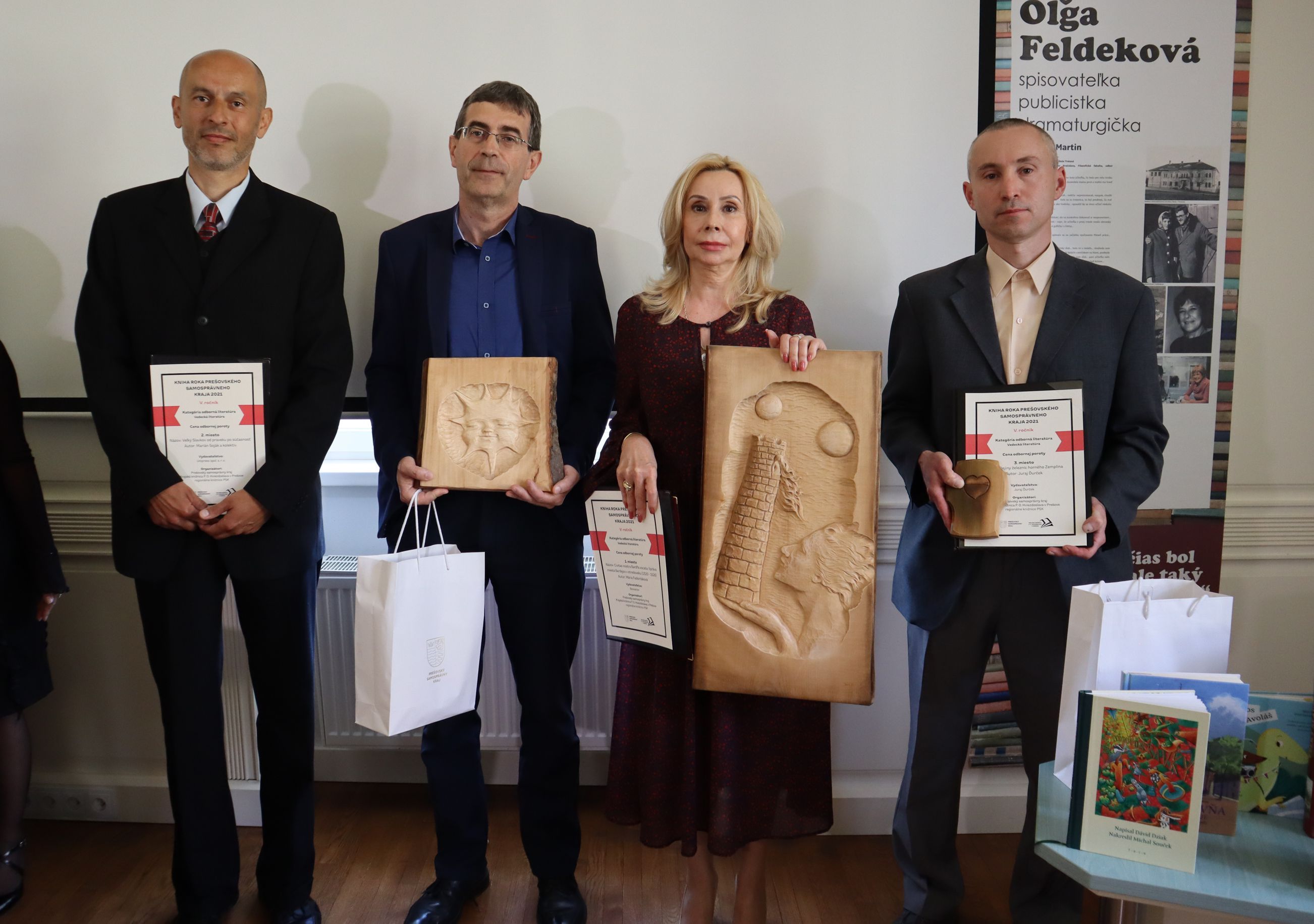 Foto: Vedecká literatúra zľava M.Soják a starosta obce S. Pucci, riaditeľka Okresnej knižnice D. Gutgesela v Bardejove I. Michalková