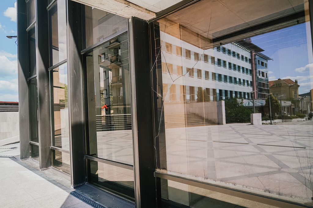 Foto: 30 ročné sklenené tabule na vstupe DJZ Prešov