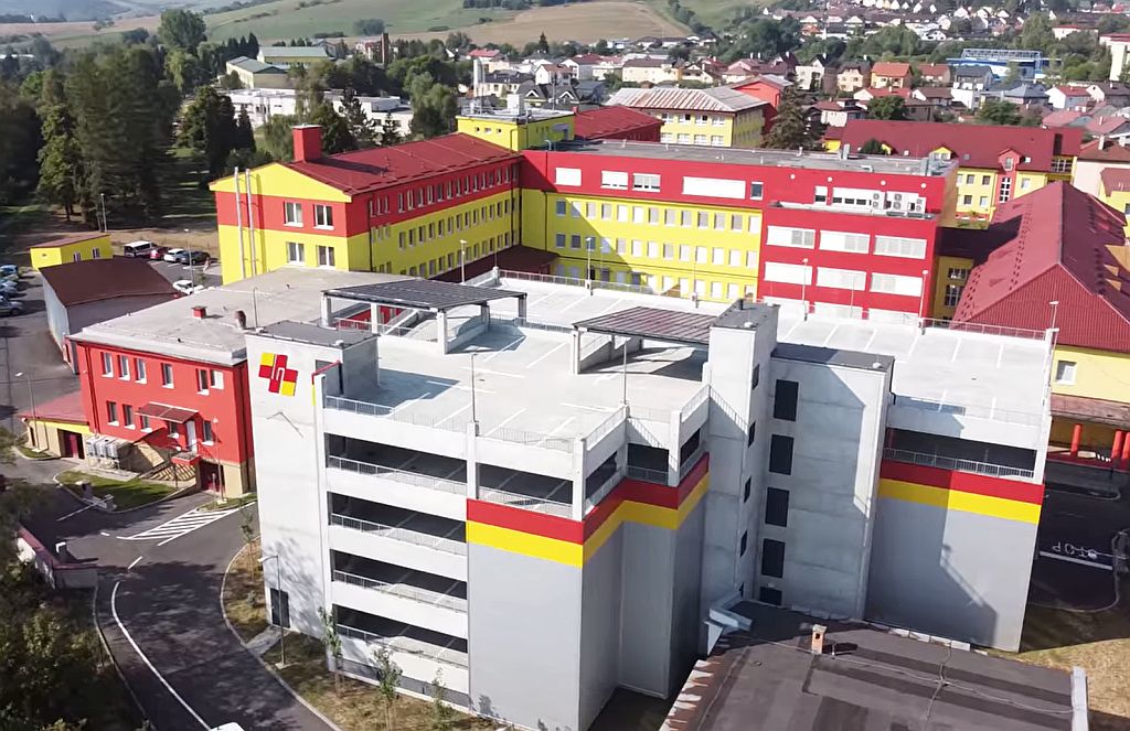 Foto: Parkovací dom v Ľubovnianskej nemocnici: zdroj video Ľubovnianska nemmocnica