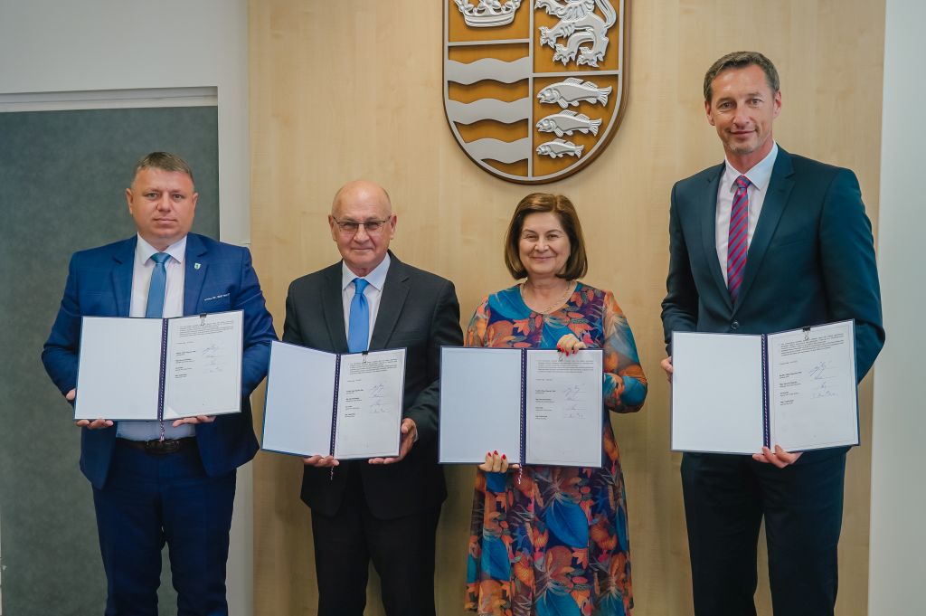 FOTO - Zľava Ján Fenčák starosta obce Nižný Hrušov, Tadeáš Malý starosta obce Poša, Marcela Pčolinská starostka obce Nižný Hrabovec a predseda PSK Milan Majerský