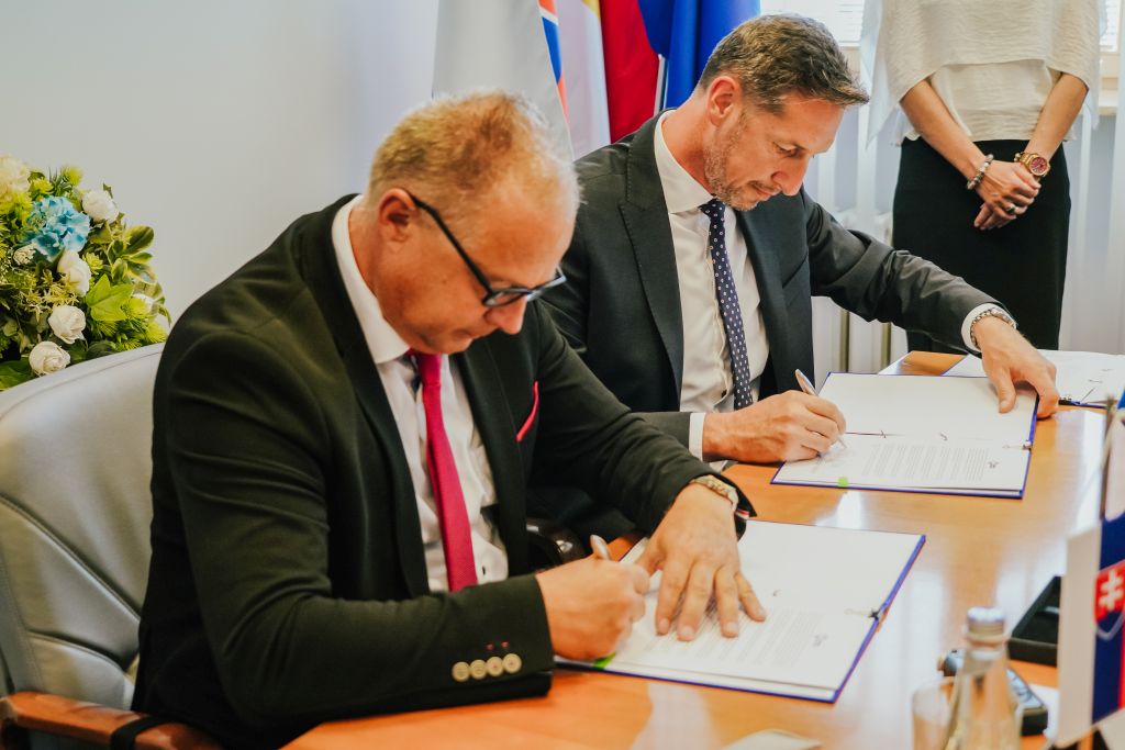 FOTO - Podpis zmluvy medzi PSK a MH Invest, na foto zľava Boris Kačáni za MH Invest a predseda PSK Milan Majerský