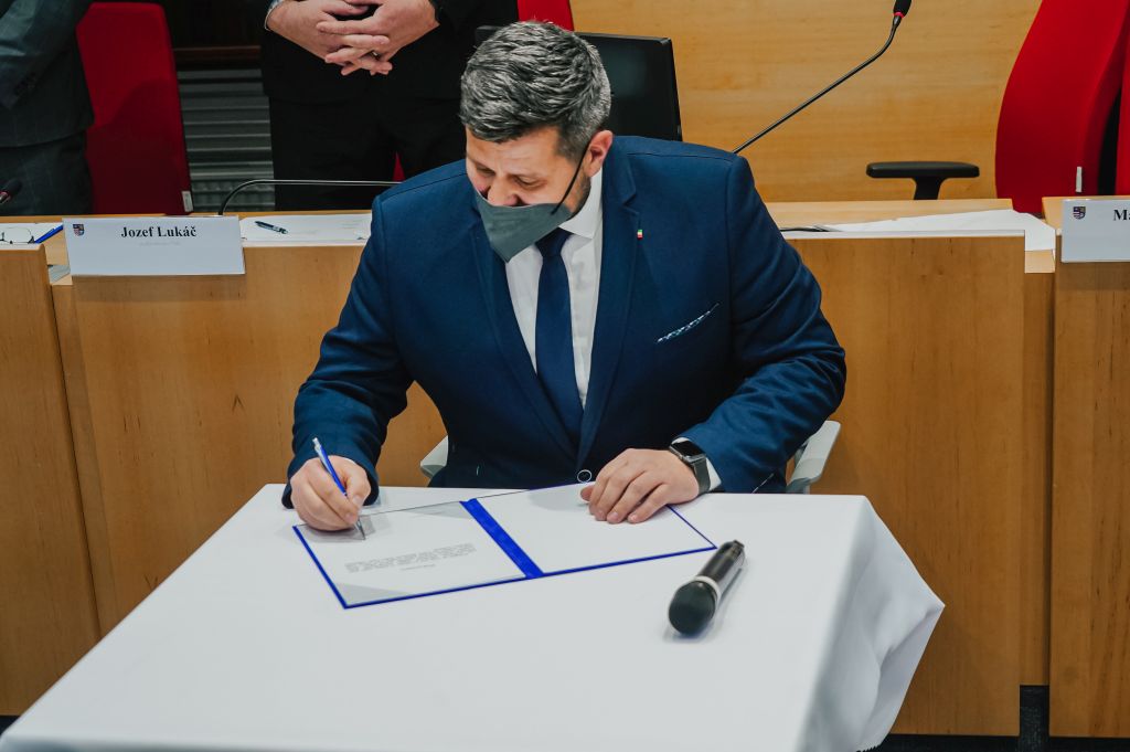 FOTO - Peter Pipák zložil poslanecký sľub