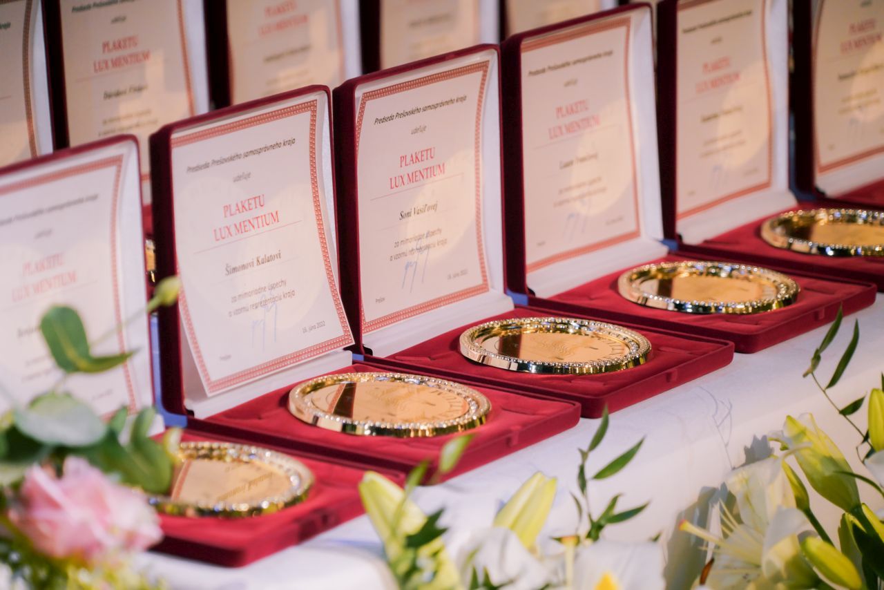 Foto: Plakety prte najúspešnejších učiteľov a žiakov