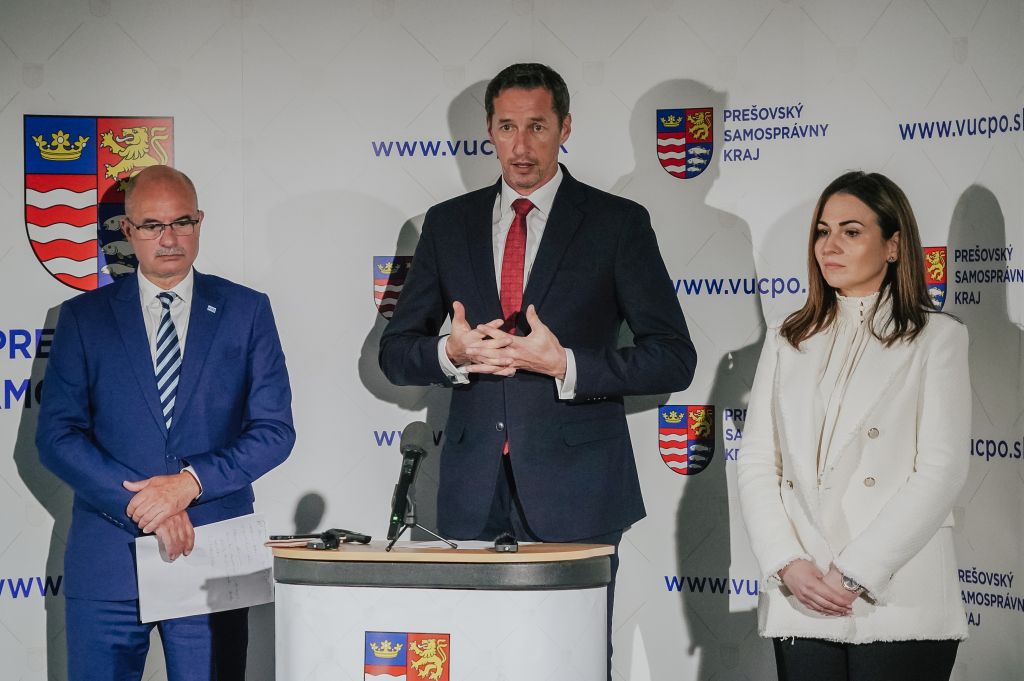 FOTO: Zľava: 1. viceprezident Republikovej únie zamestnávateľov Mário Lelovský, predseda PSK Milan Majerský, garantka národného projektu „Zlepšenie stredného odborného školstva v PSK“ Mária Frančáková