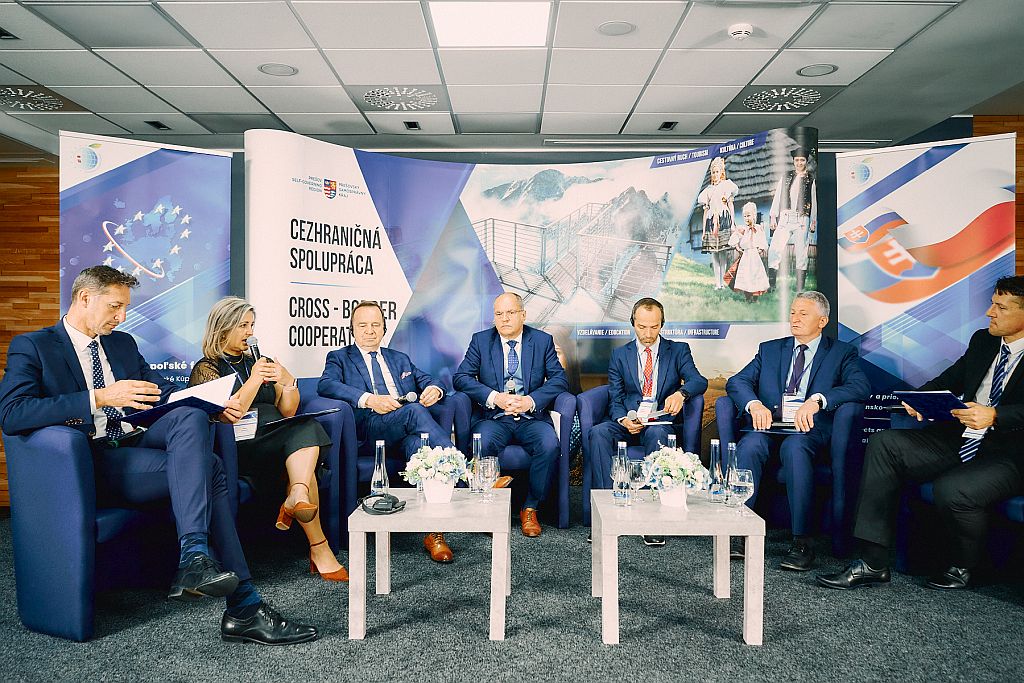 Foto_ Hostia diskusného panelu číslo 1