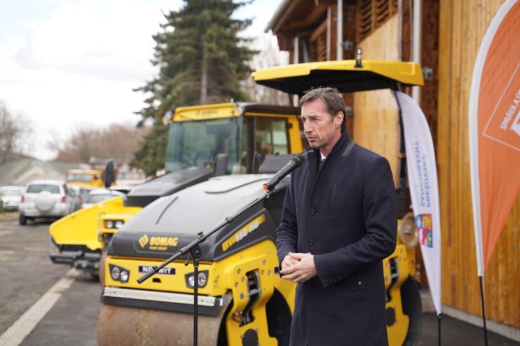 FOTO: nové stroje na opravy ciest