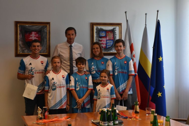 FOTO: Privítanie detí z OZ Športom k radosti na Úrade PSK