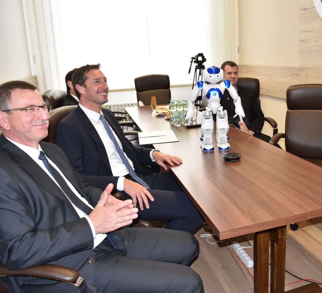 FOTO: PSK sa s Pardubickým krajom spojili telemostom