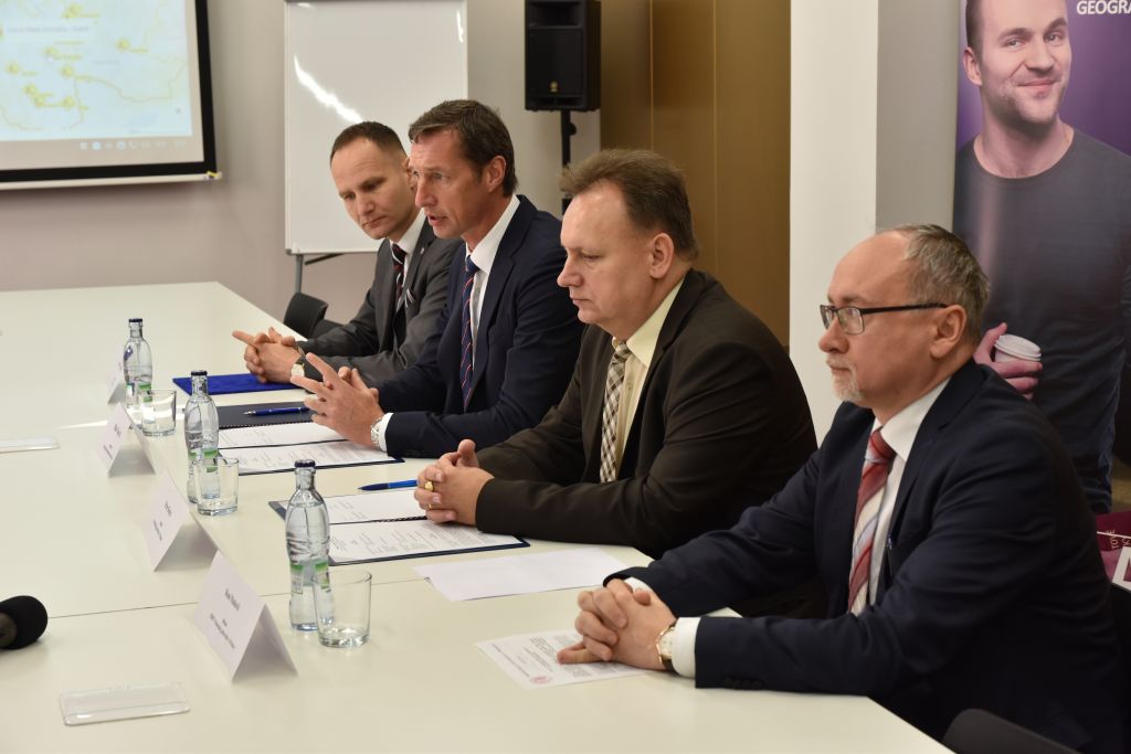 FOTO: podpis zmluvy o vzájomnej spolupráci týkajúcej sa Regionálnej infraštruktúry priestorových informácií.