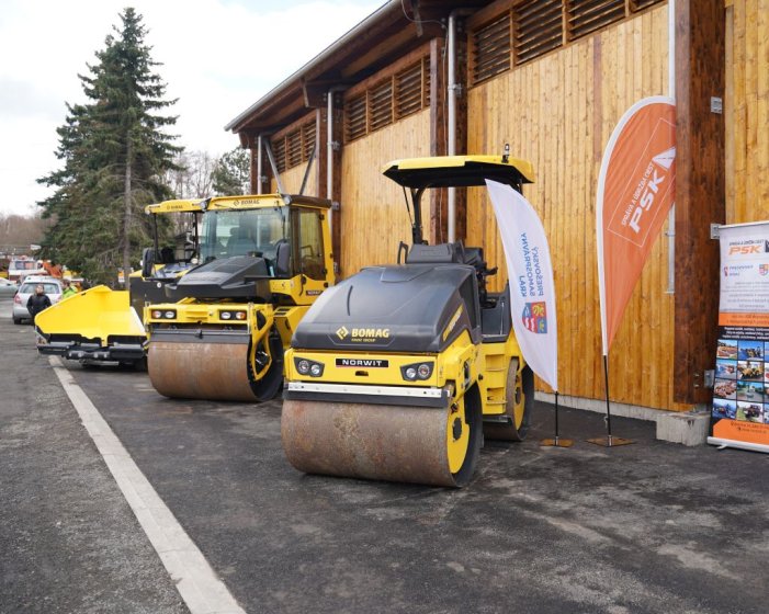 FOTO: nové stroje na opravy ciest