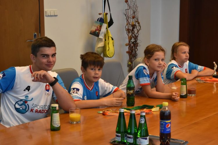 FOTO: Privítanie detí z OZ Športom k radosti na Úrade PSK