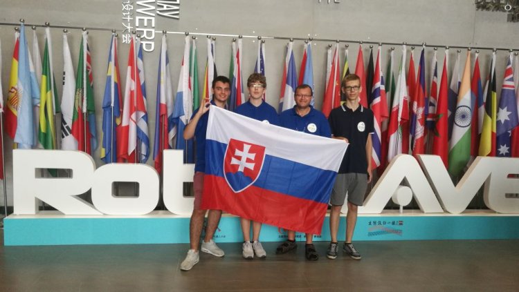 FOTO: slovenskí študenti na súťaži robotov RoboRave International 2019 v Číne