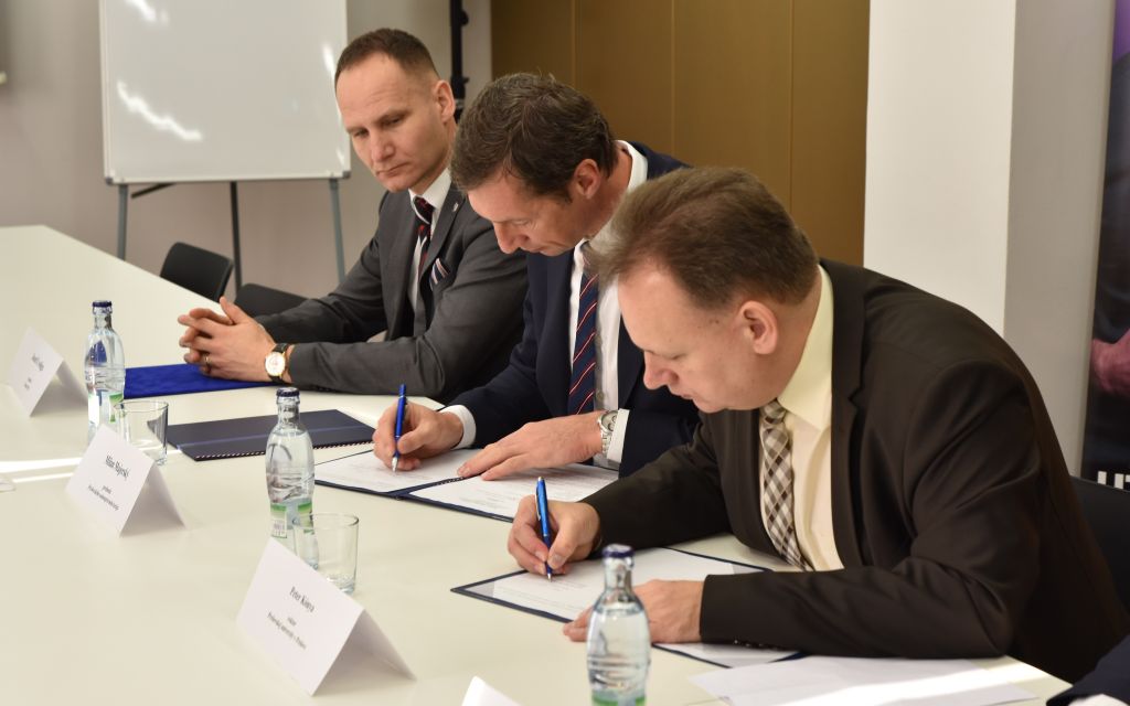 FOTO: podpis zmluvy o vzájomnej spolupráci týkajúcej sa Regionálnej infraštruktúry priestorových informácií.