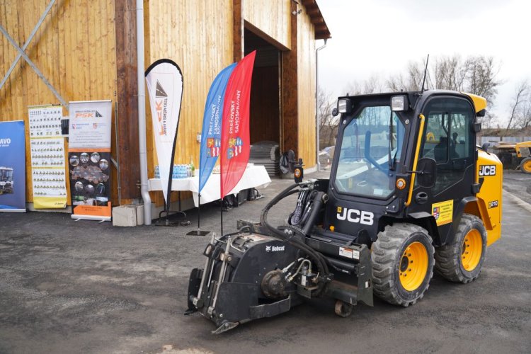 FOTO: nové stroje na opravy ciest