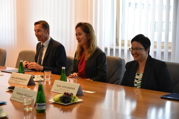 FOTO: Predsedníčka ÚOOÚ Soňa Pötheová diskusia s predsedom PSK Milanom Majerským