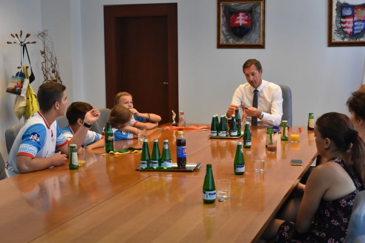 FOTO: Privítanie detí z OZ Športom k radosti na Úrade PSK