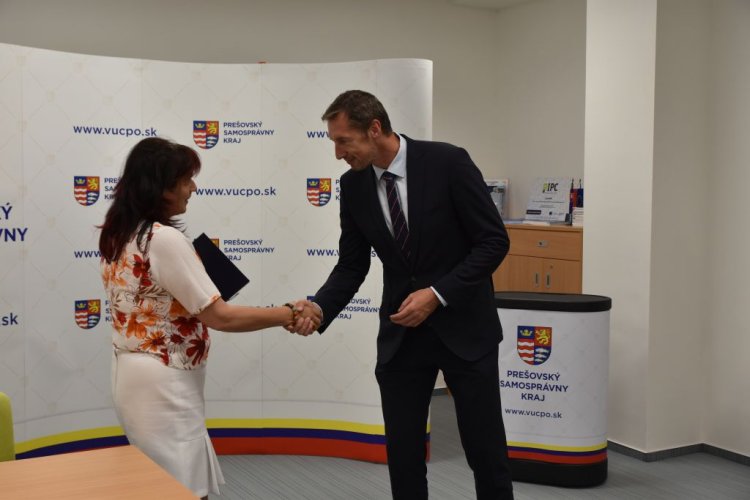 FOTO: odovzdávanie defibrilátorov pre zariadenia sociálnych služieb