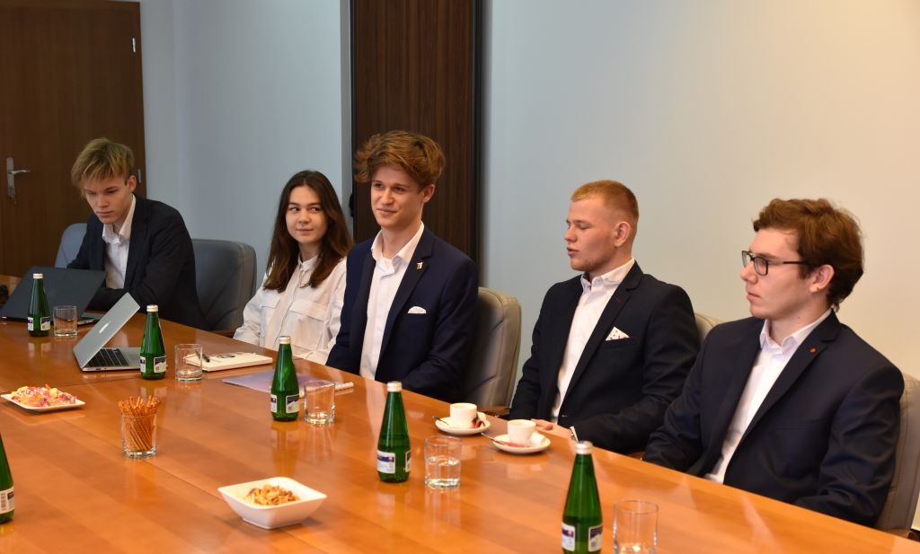 FOTO: stretnutie mládežníckeho parlamentu z Bardejova s predsedom PSK Milanom Majerským