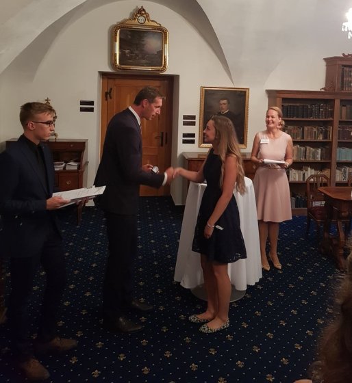 FOTO: ocenenie mladých na ceremónií rámci programu DofE