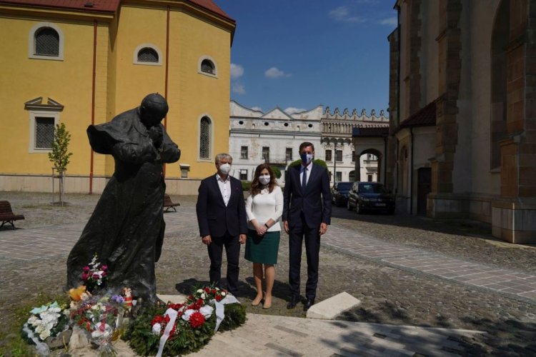 FOTO: kladenie vencov pri soche pápeža Jána Pavla II.