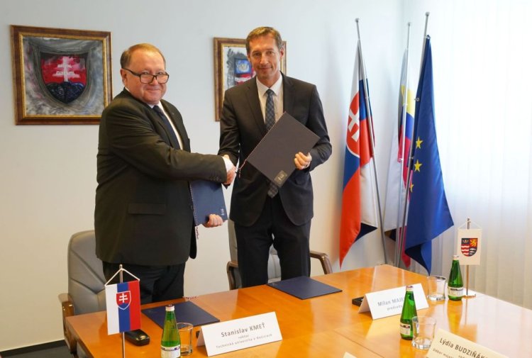 FOTO: podpis memoranda predseda PSK Milan Majerský a rektor Technickej univerzity v Košiciach Stanislav Kmeť.
