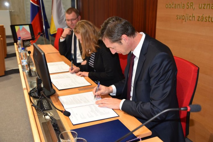 FOTO: podpis memoranda o spolupráci s Radou mládeže Prešovského kraja