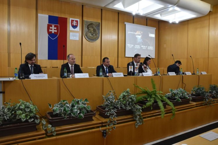 FOTO: stretnutie predsedu PSK Milana Majerského so starostami obcí, zástupcami organizácií a firiem z regiónu