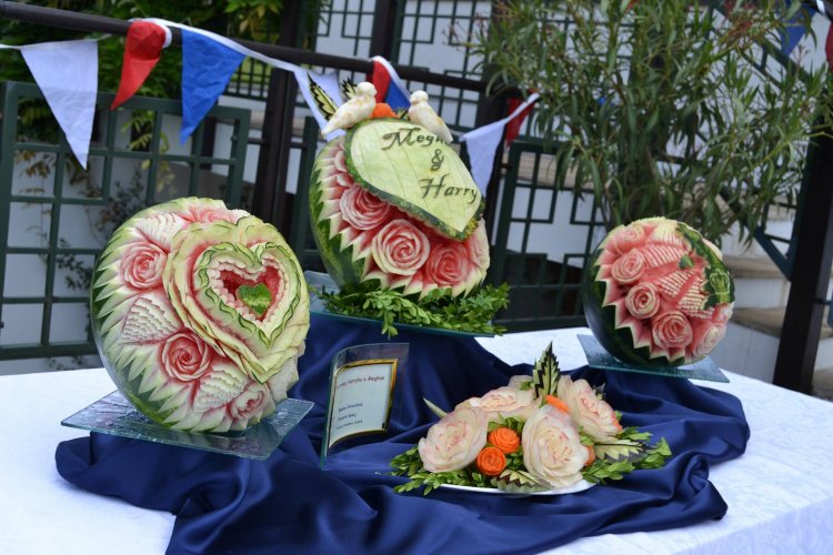 FOTO: Študenti Hotelovej akadémie vo Svidníku na oslave svadby princa Harryho a Meghan