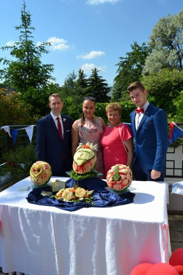 FOTO: Študenti Hotelovej akadémie vo Svidníku na oslave svadby princa Harryho a Meghan