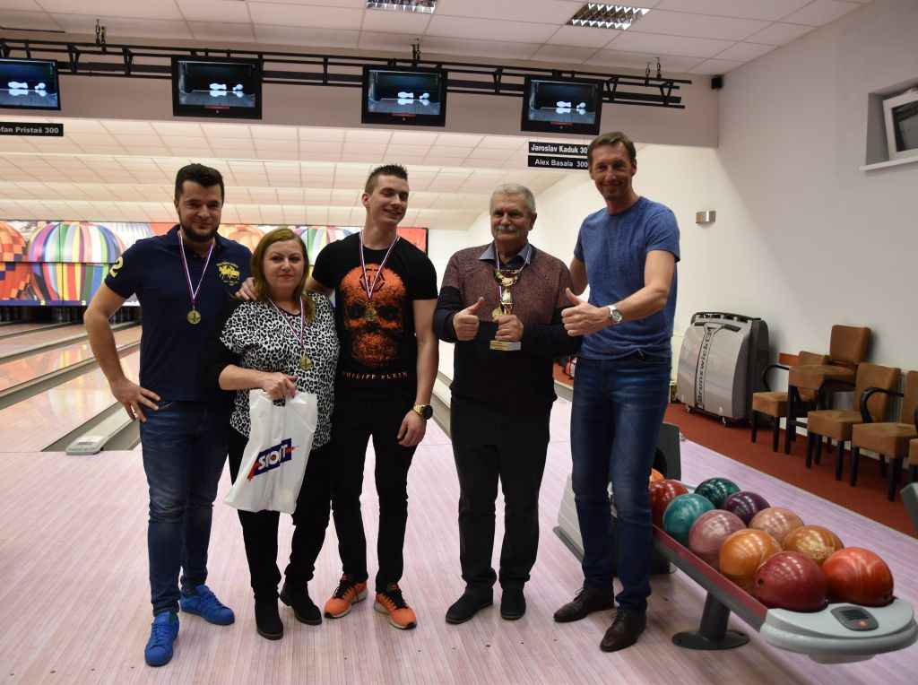 FOTO: Benefičný bowlingový turnaj