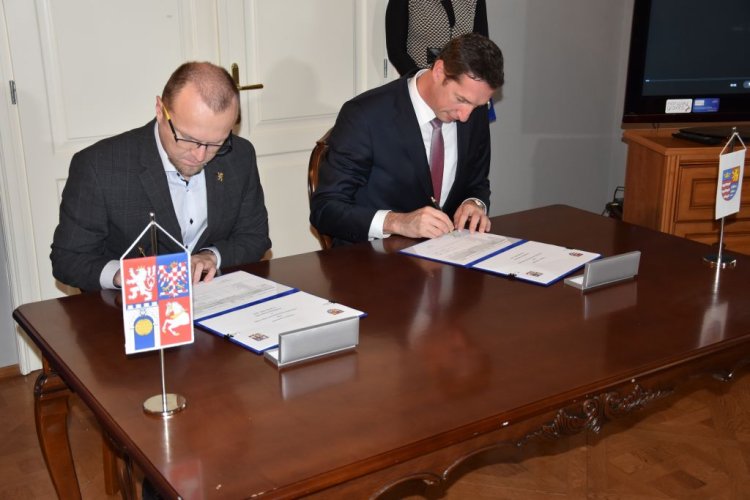 FOTO: podpis Protokolu o spolupráci s Pardubickým krajom