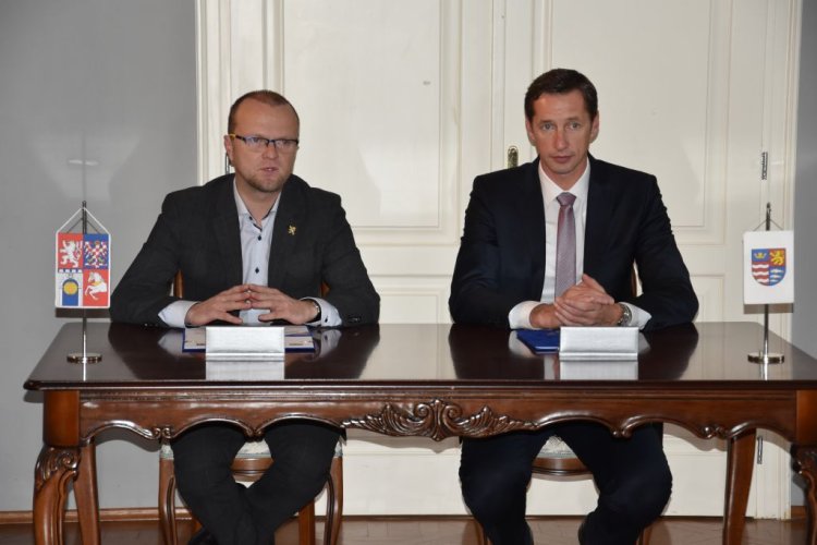 FOTO: podpis Protokolu o spolupráci s Pardubickým krajom